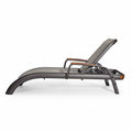 **Moderne ligstoel met verstelbare rugleuning en houten accenten**