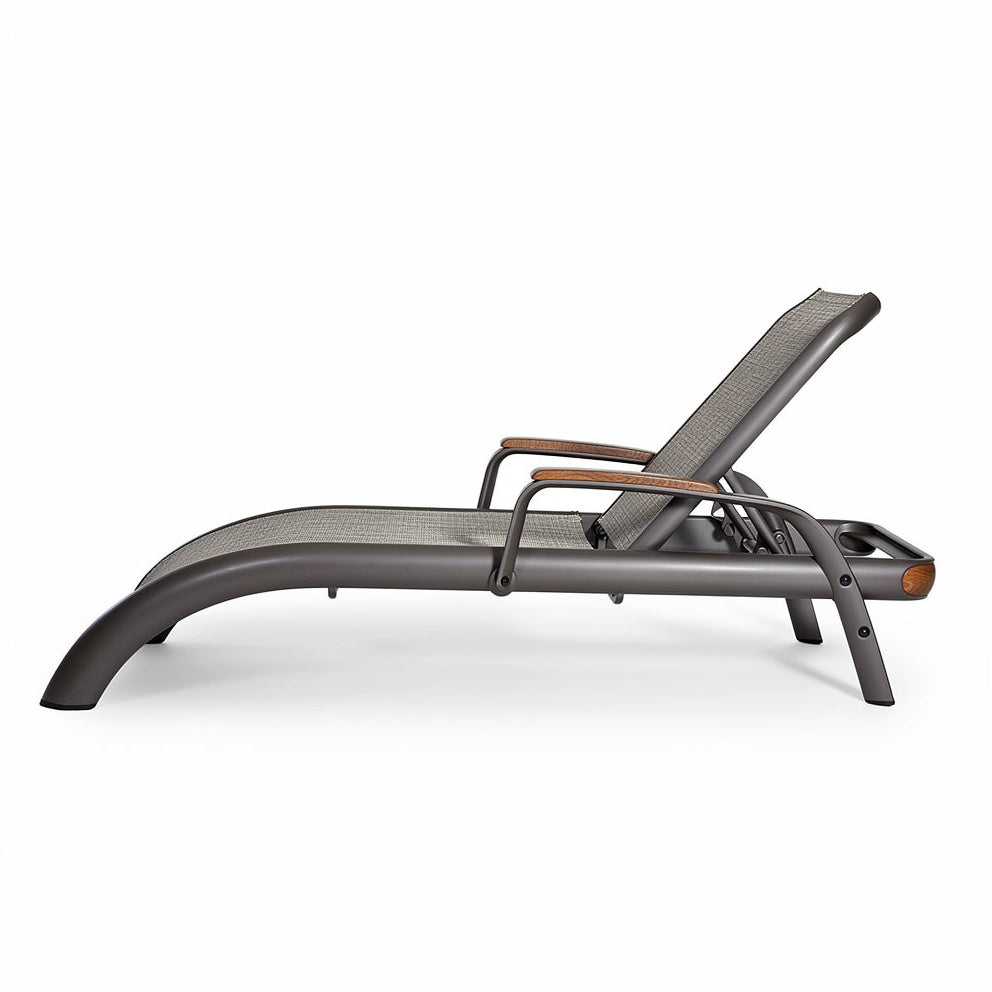 **Moderne ligstoel met verstelbare rugleuning en houten accenten**