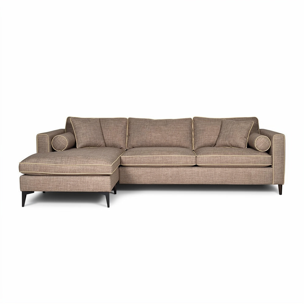 **Moderne L-vormige bank met kussens in neutralen tinten**